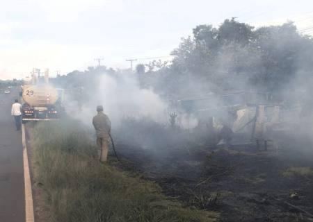 Incêndio queima barracos de acampamento e vegetação na MS-141 em Ivinhema